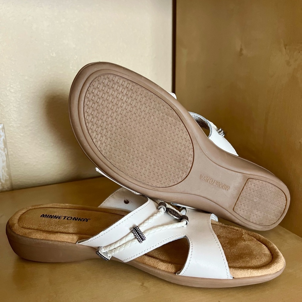 Minnetonka Women's Silverslide White Slide Sandals with Silver Metallic Accents - Picture 8 of 8